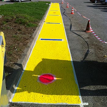 Marquage au sol. la mise en place d'une signalisation  routiere chez les particuliers copropriete entreprise et aire de jeu, claire et durable